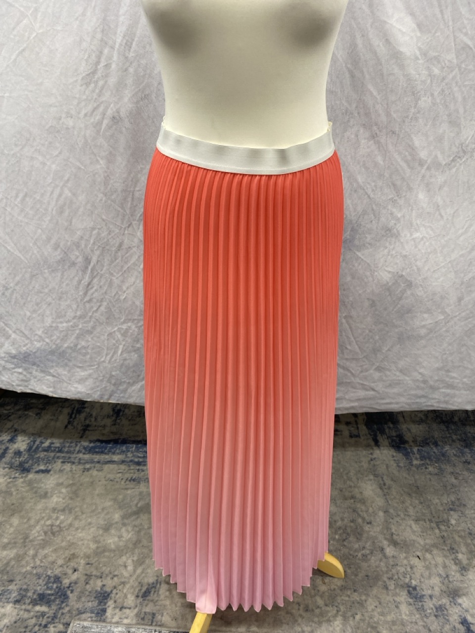 Lot 107  
            Edinburgh SR20 - Delivery Only 

                
MAJE JONAELLE OMBRÉ PLEATED MIDI SKIRT IN PINK POLYESTER SIZE 2: LOCATION - RAIL 3