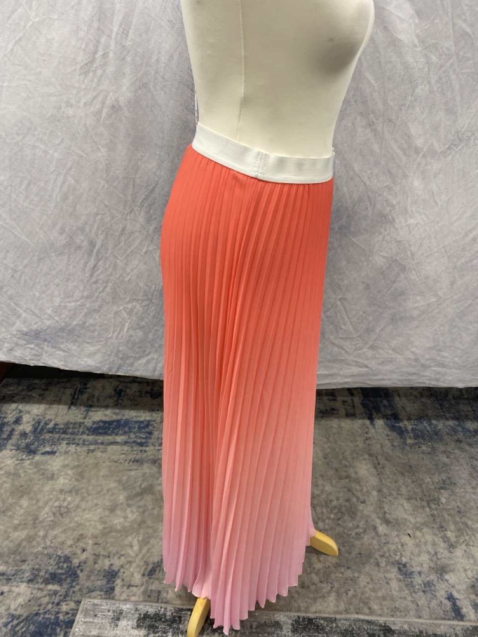 Lot 107  
            Edinburgh SR20 - Delivery Only 

                
MAJE JONAELLE OMBRÉ PLEATED MIDI SKIRT IN PINK POLYESTER SIZE 2: LOCATION - RAIL 3