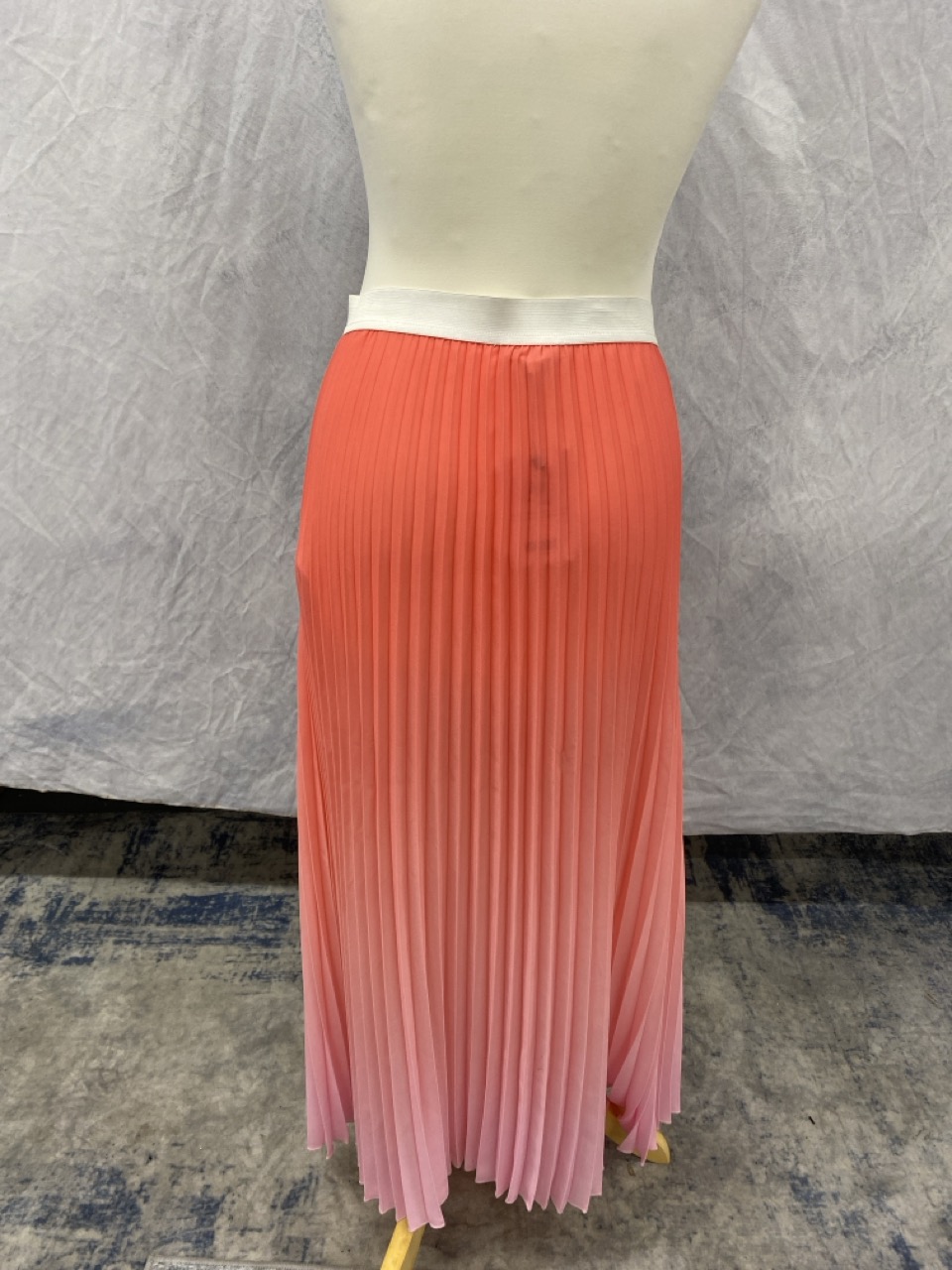 Lot 107  
            Edinburgh SR20 - Delivery Only 

                
MAJE JONAELLE OMBRÉ PLEATED MIDI SKIRT IN PINK POLYESTER SIZE 2: LOCATION - RAIL 3