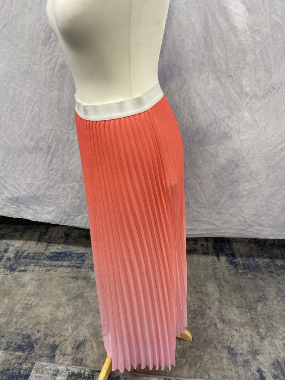 Lot 107  
            Edinburgh SR20 - Delivery Only 

                
MAJE JONAELLE OMBRÉ PLEATED MIDI SKIRT IN PINK POLYESTER SIZE 2: LOCATION - RAIL 3