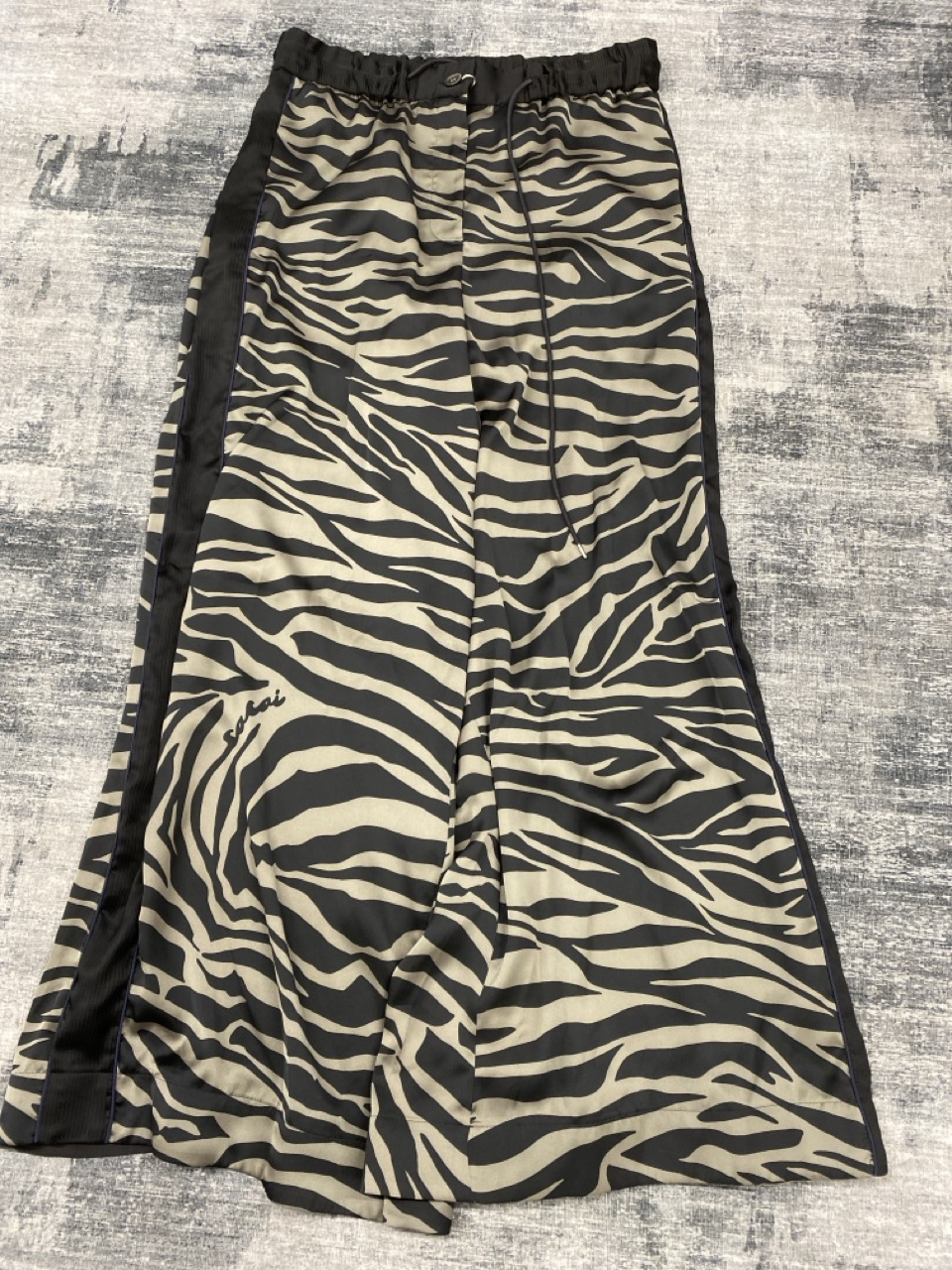 Lot 109  
            Edinburgh SR20 - Delivery Only 

                
SACAI PATTERNED WIDE LEG TROUSERS IN ANIMAL PRINT POLYESTER SIZE 4: LOCATION - RA...