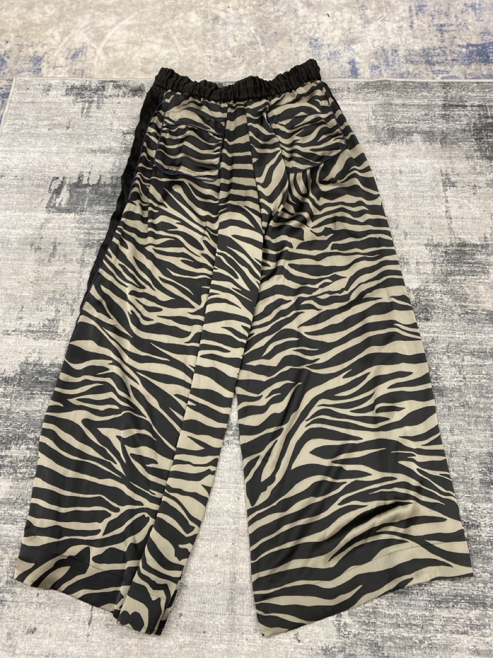 Lot 109  
            Edinburgh SR20 - Delivery Only 

                
SACAI PATTERNED WIDE LEG TROUSERS IN ANIMAL PRINT POLYESTER SIZE 4: LOCATION - RA...