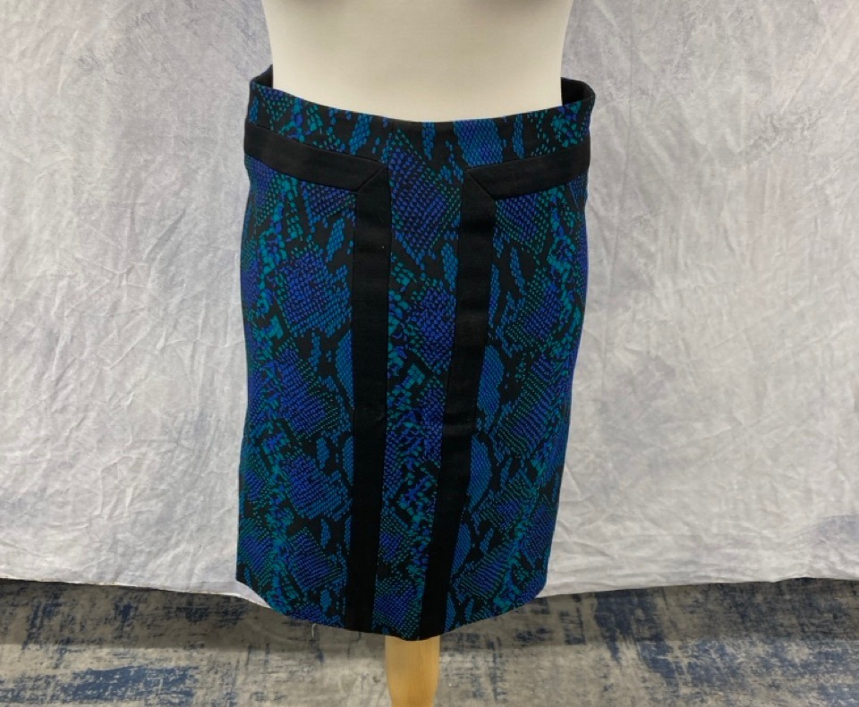 Lot 10  
            Edinburgh SR20 - Delivery Only 

                
DIANE VON FURSTENBERG ANIMAL PRINT PENCIL SKIRT IN BLUE ACETATE SIZE 4: LOCATION ...