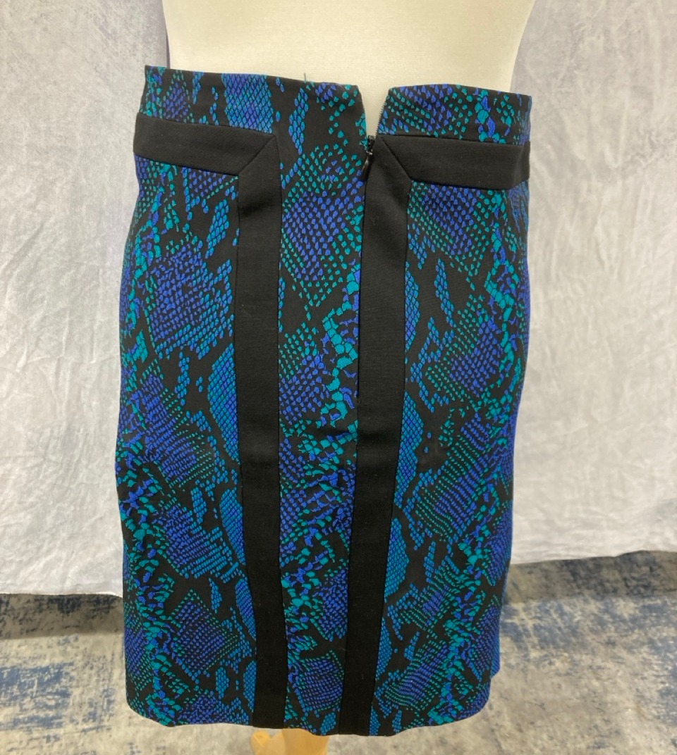Lot 10  
            Edinburgh SR20 - Delivery Only 

                
DIANE VON FURSTENBERG ANIMAL PRINT PENCIL SKIRT IN BLUE ACETATE SIZE 4: LOCATION ...