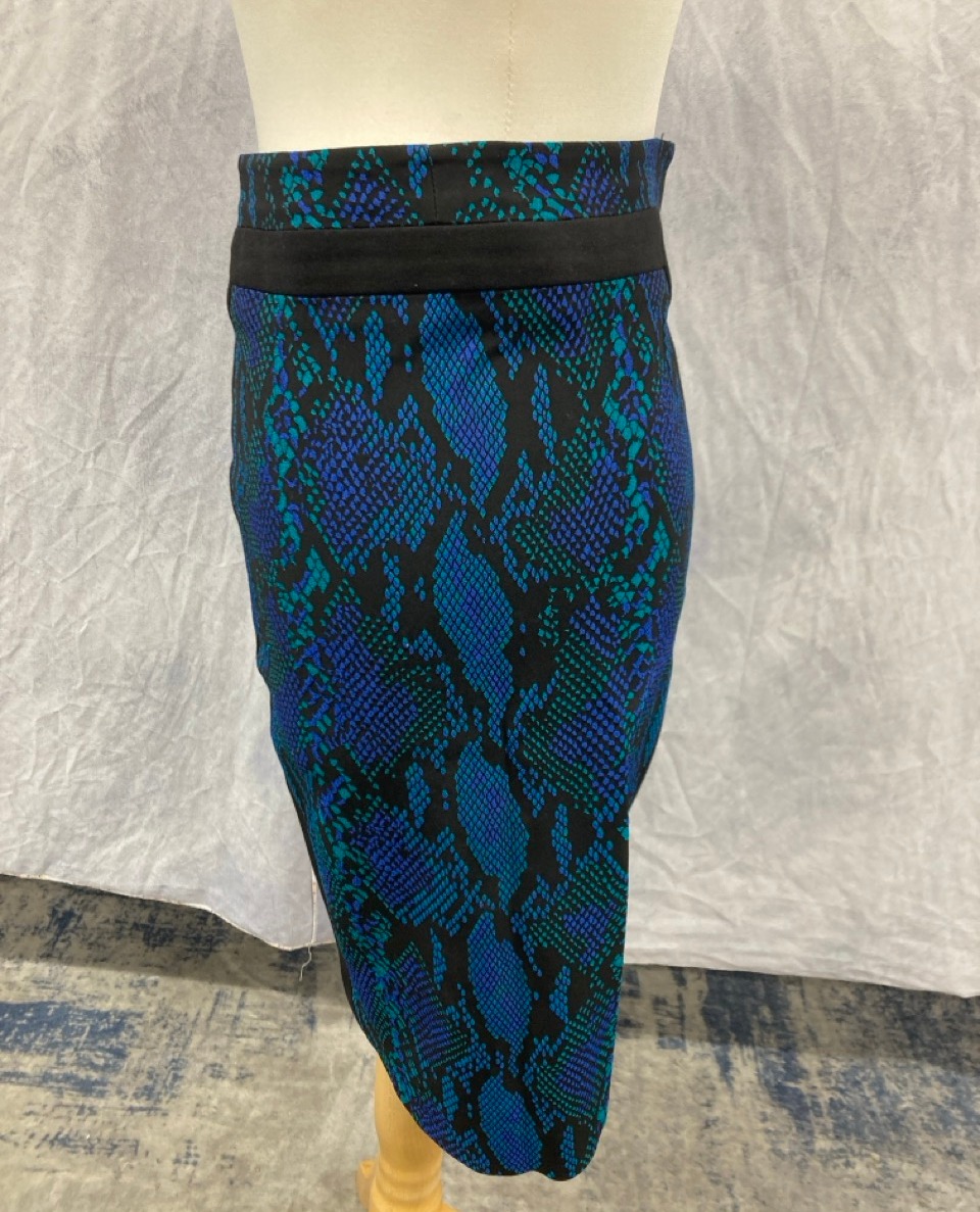 Lot 10  
            Edinburgh SR20 - Delivery Only 

                
DIANE VON FURSTENBERG ANIMAL PRINT PENCIL SKIRT IN BLUE ACETATE SIZE 4: LOCATION ...