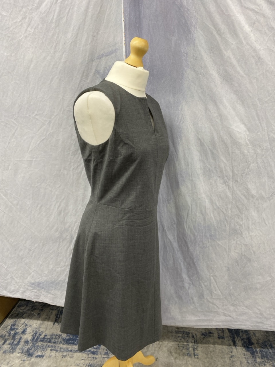 Lot 111  
            Edinburgh SR20 - Delivery Only 

                
THEORY EDITION MIYANI DRESS IN GREY WOOL SIZE UK 8: LOCATION - RAIL 3