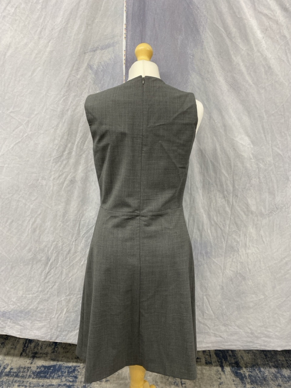 Lot 111  
            Edinburgh SR20 - Delivery Only 

                
THEORY EDITION MIYANI DRESS IN GREY WOOL SIZE UK 8: LOCATION - RAIL 3
