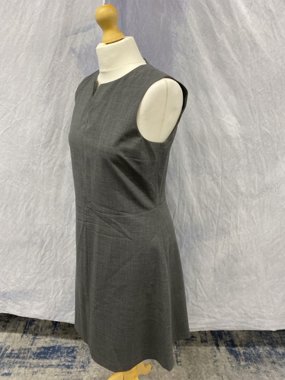 Lot 111  
            Edinburgh SR20 - Delivery Only 

                
THEORY EDITION MIYANI DRESS IN GREY WOOL SIZE UK 8: LOCATION - RAIL 3