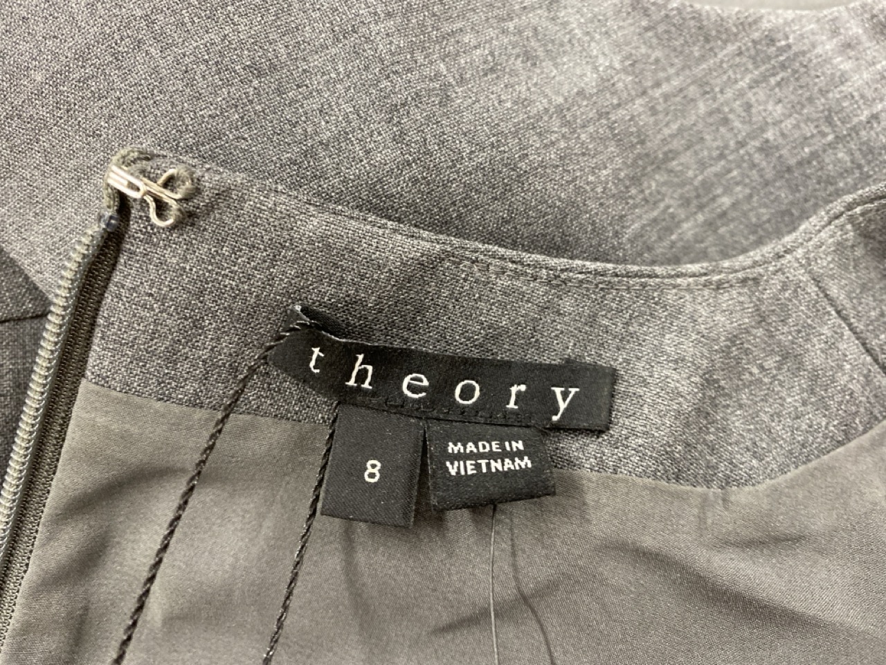 Lot 111  
            Edinburgh SR20 - Delivery Only 

                
THEORY EDITION MIYANI DRESS IN GREY WOOL SIZE UK 8: LOCATION - RAIL 3