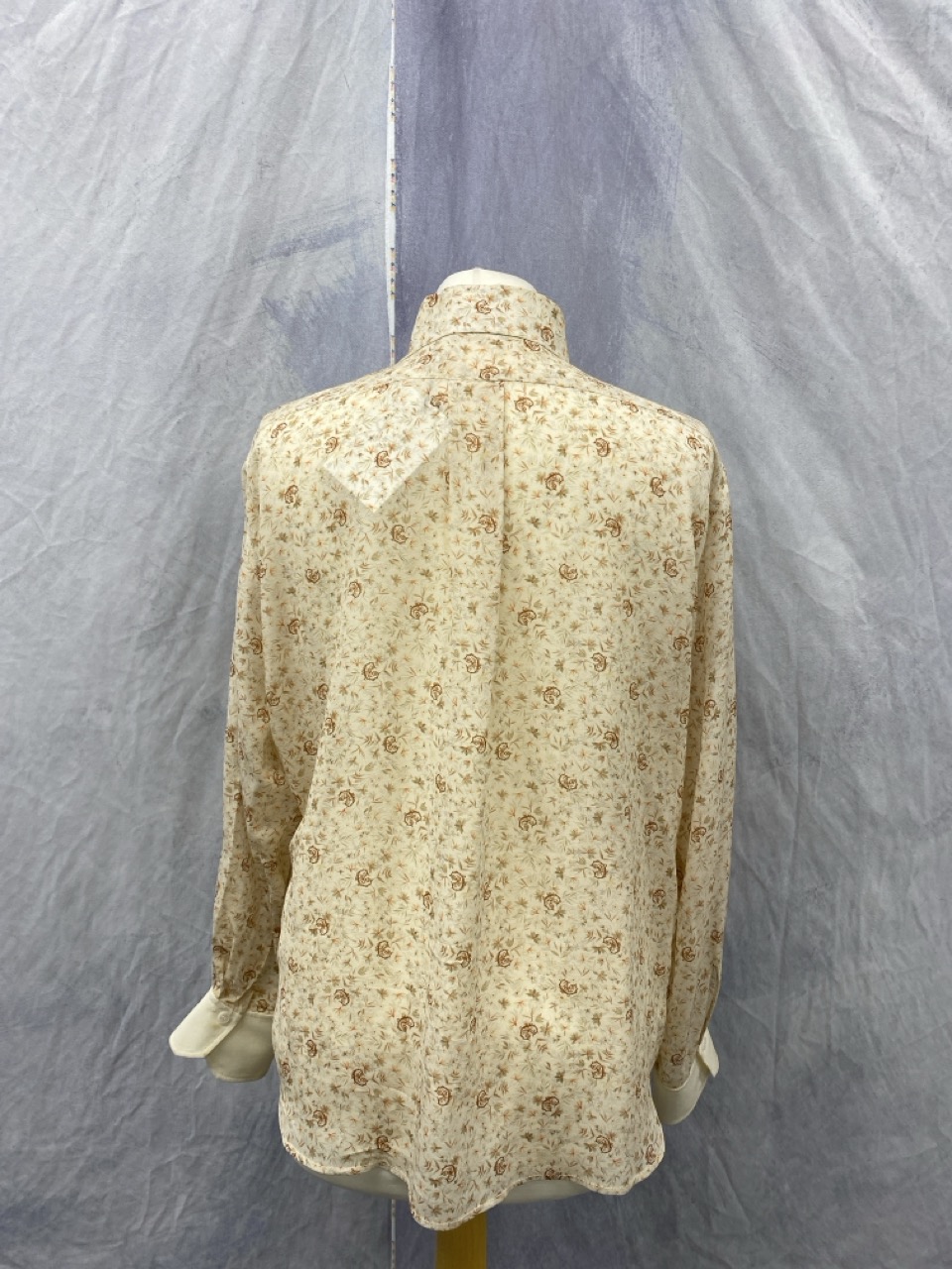 Lot 112  
            Edinburgh SR20 - Delivery Only 

                
CHLOÉ MICRO FLOWER-PRINT BLOUSE IN CREAM SILK SIZE 38: LOCATION - RAIL 3