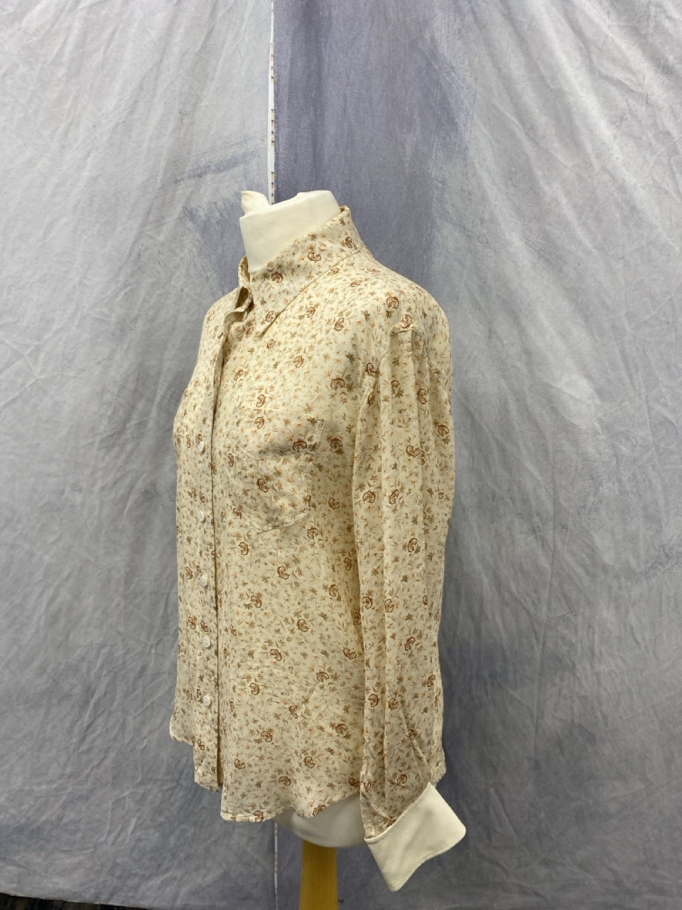 Lot 112  
            Edinburgh SR20 - Delivery Only 

                
CHLOÉ MICRO FLOWER-PRINT BLOUSE IN CREAM SILK SIZE 38: LOCATION - RAIL 3