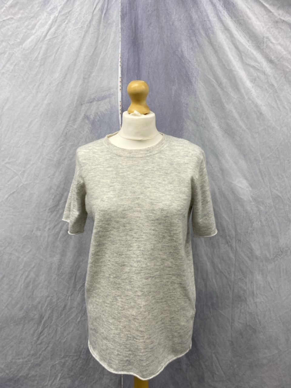 Lot 113  
            Edinburgh SR20 - Delivery Only 

                
JOSEPH MELANGE CREWNECK T-SHIRT IN LIGHT GREY RECYCLED WOOL SIZE XS: LOCATION - R...