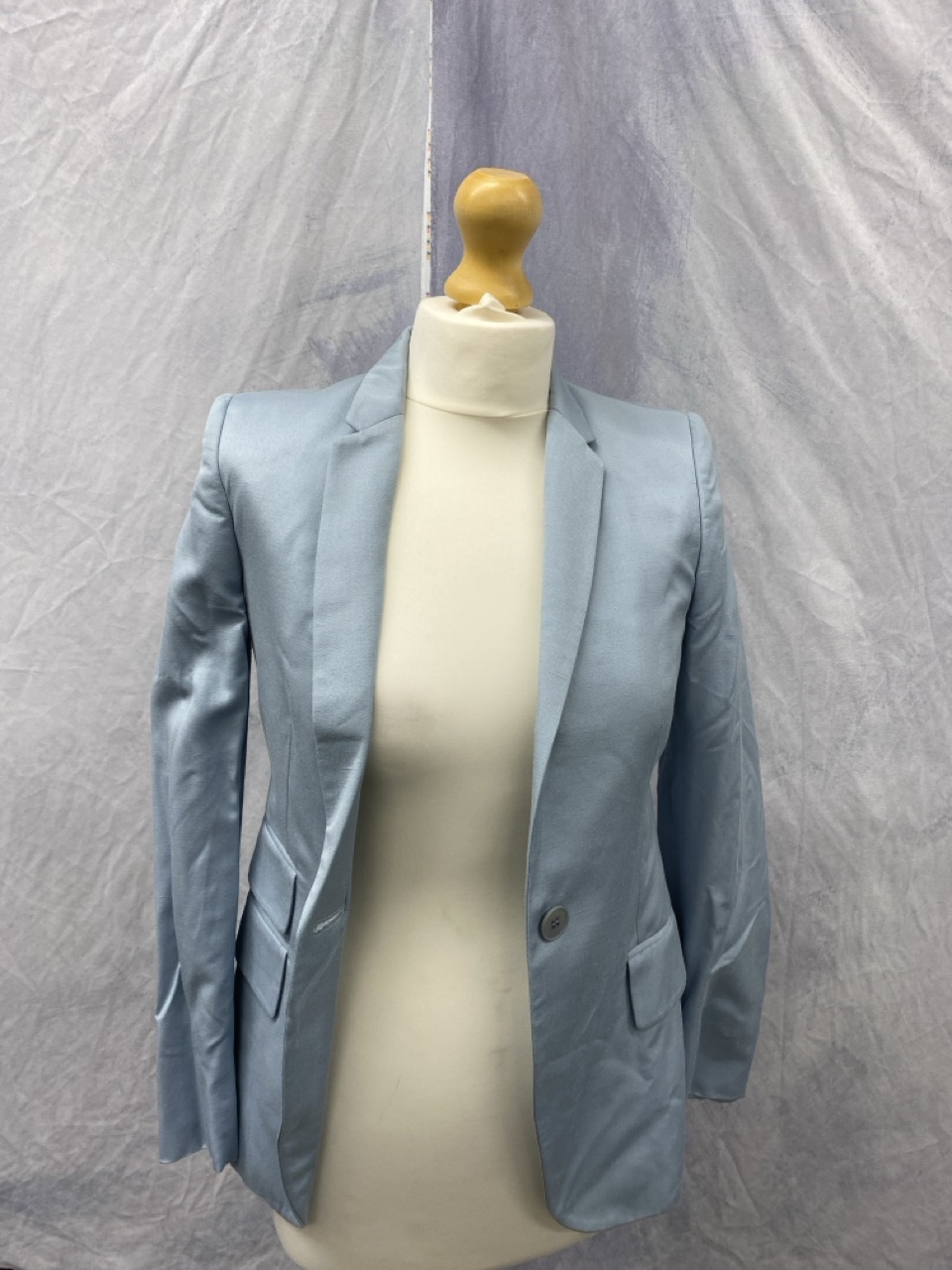 Lot 114  
            Edinburgh SR20 - Delivery Only 

                
STELLA MCCARTNEY SINGLE-BREASTED BLAZER IN LIGHT BLUE RAYON SIZE 36: LOCATION - R...