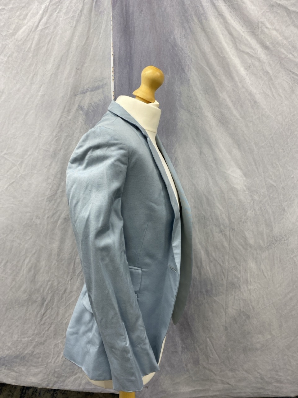 Lot 114  
            Edinburgh SR20 - Delivery Only 

                
STELLA MCCARTNEY SINGLE-BREASTED BLAZER IN LIGHT BLUE RAYON SIZE 36: LOCATION - R...