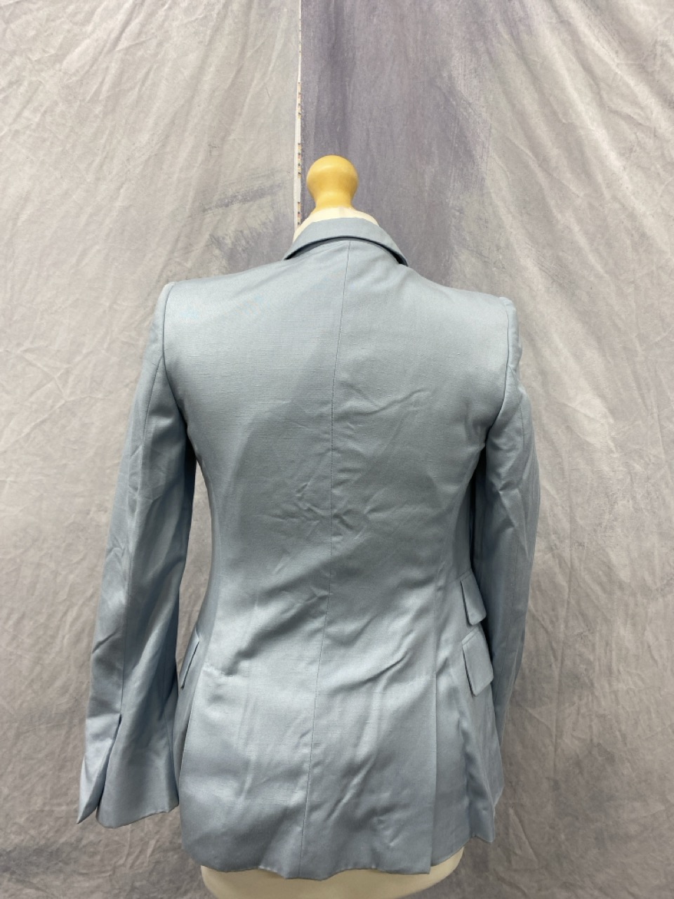Lot 114  
            Edinburgh SR20 - Delivery Only 

                
STELLA MCCARTNEY SINGLE-BREASTED BLAZER IN LIGHT BLUE RAYON SIZE 36: LOCATION - R...
