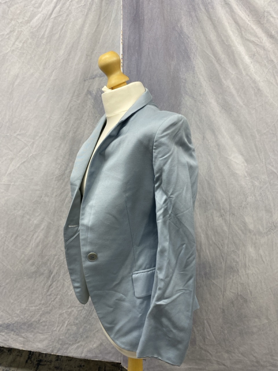 Lot 114  
            Edinburgh SR20 - Delivery Only 

                
STELLA MCCARTNEY SINGLE-BREASTED BLAZER IN LIGHT BLUE RAYON SIZE 36: LOCATION - R...