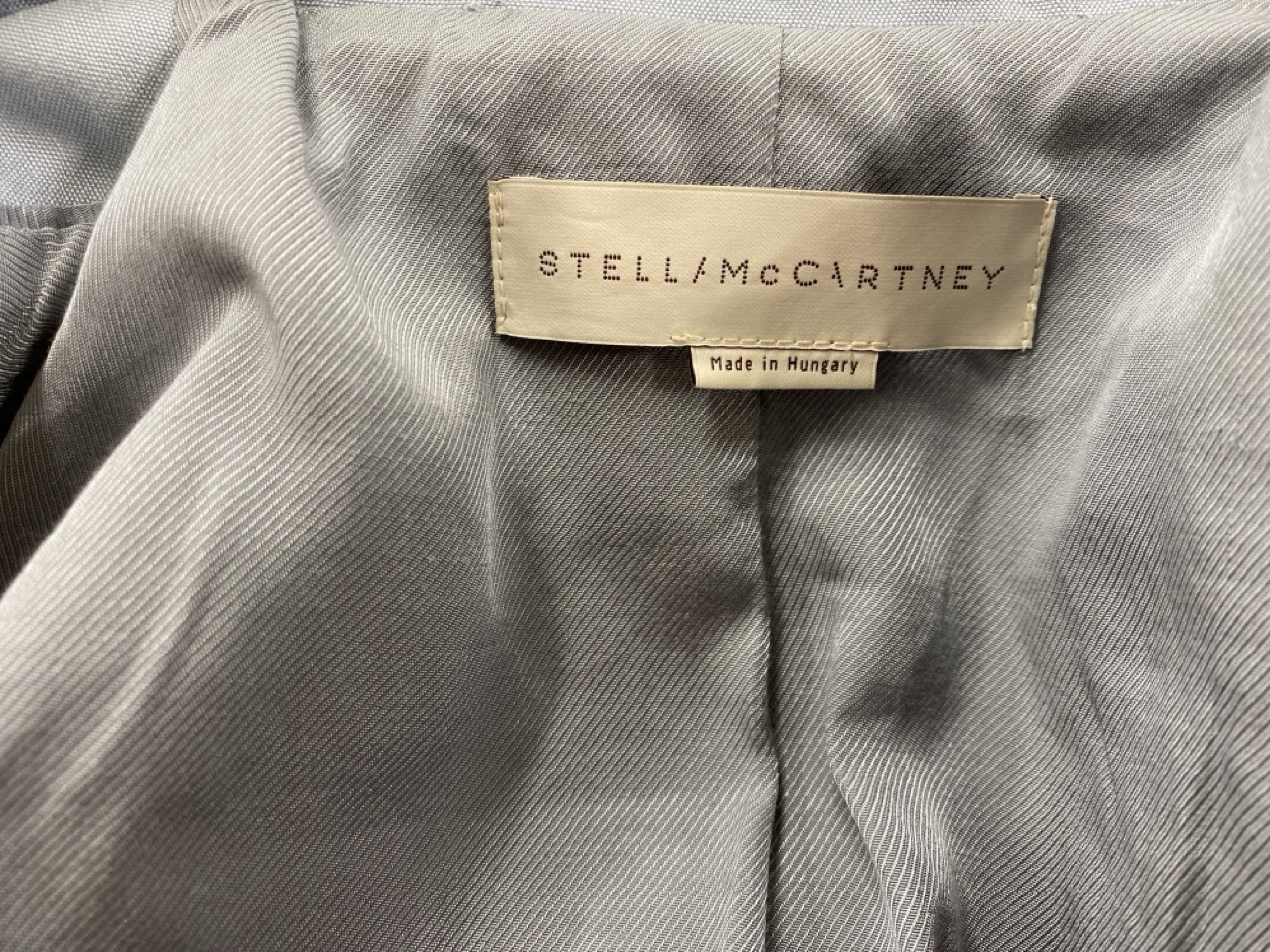 Lot 114  
            Edinburgh SR20 - Delivery Only 

                
STELLA MCCARTNEY SINGLE-BREASTED BLAZER IN LIGHT BLUE RAYON SIZE 36: LOCATION - R...