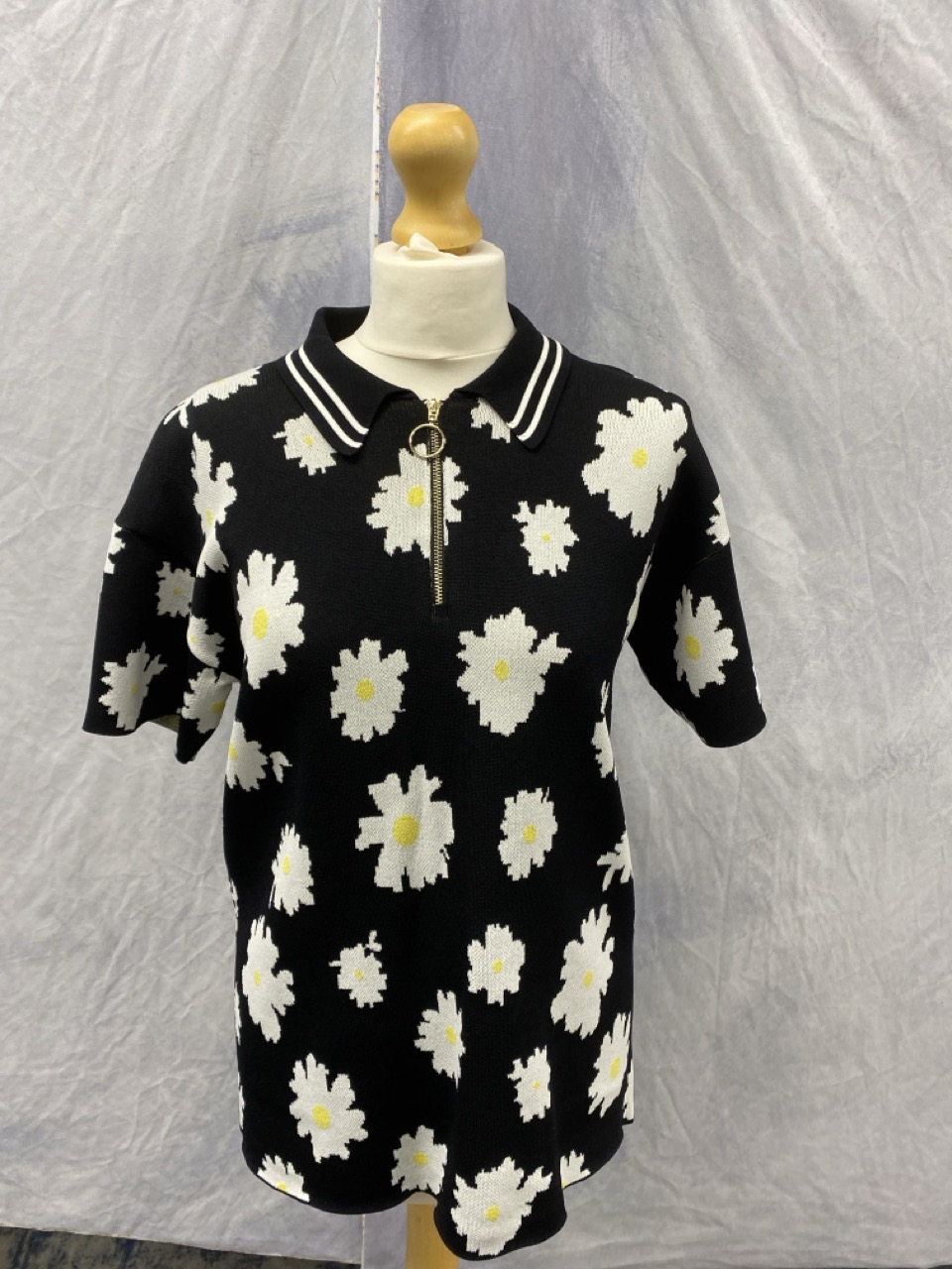Lot 115  
            Edinburgh SR20 - Delivery Only 

                
MAJE MISSECA FLORAL COLLARED SHORT-SLEEVE TOP IN BLACK COTTON SIZE 2: LOCATION - ...