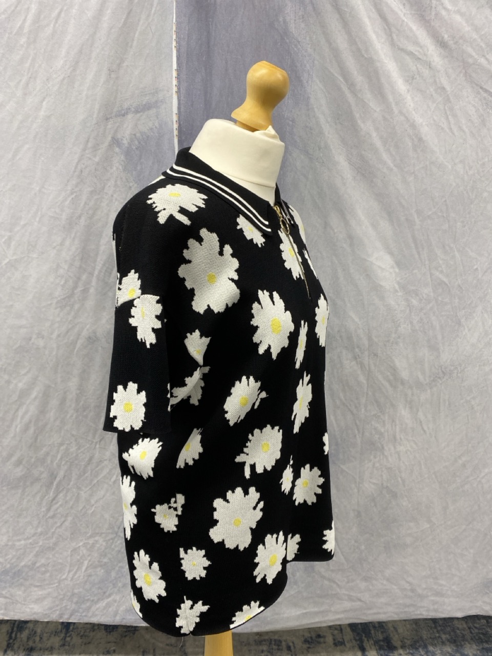 Lot 115  
            Edinburgh SR20 - Delivery Only 

                
MAJE MISSECA FLORAL COLLARED SHORT-SLEEVE TOP IN BLACK COTTON SIZE 2: LOCATION - ...