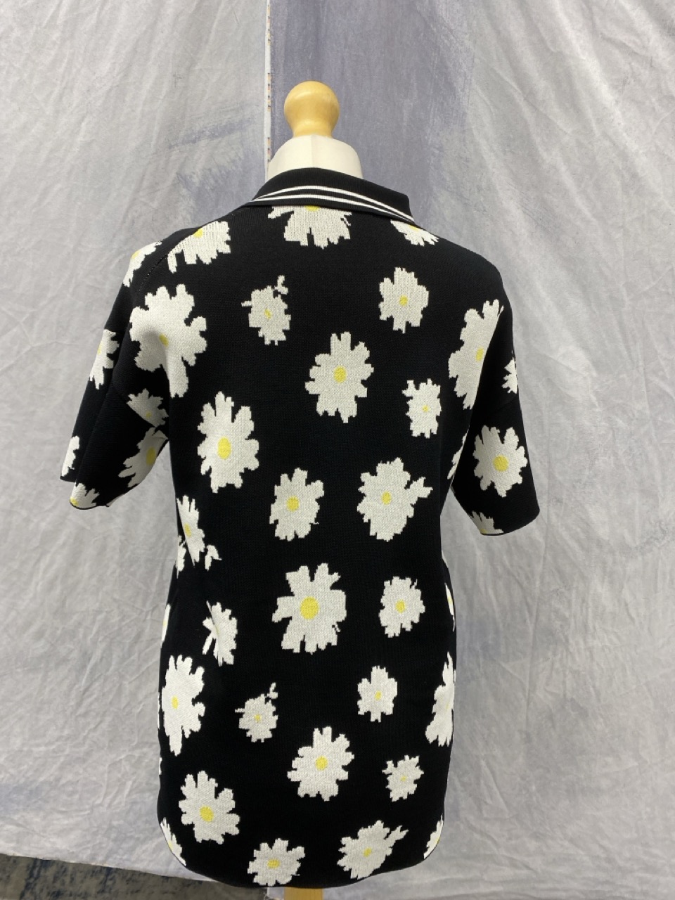 Lot 115  
            Edinburgh SR20 - Delivery Only 

                
MAJE MISSECA FLORAL COLLARED SHORT-SLEEVE TOP IN BLACK COTTON SIZE 2: LOCATION - ...