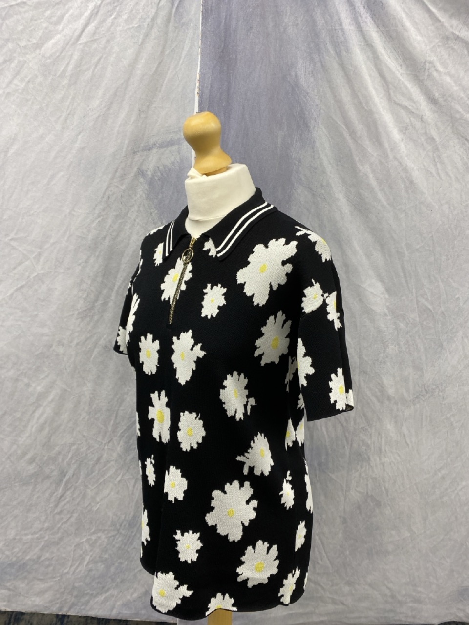 Lot 115  
            Edinburgh SR20 - Delivery Only 

                
MAJE MISSECA FLORAL COLLARED SHORT-SLEEVE TOP IN BLACK COTTON SIZE 2: LOCATION - ...