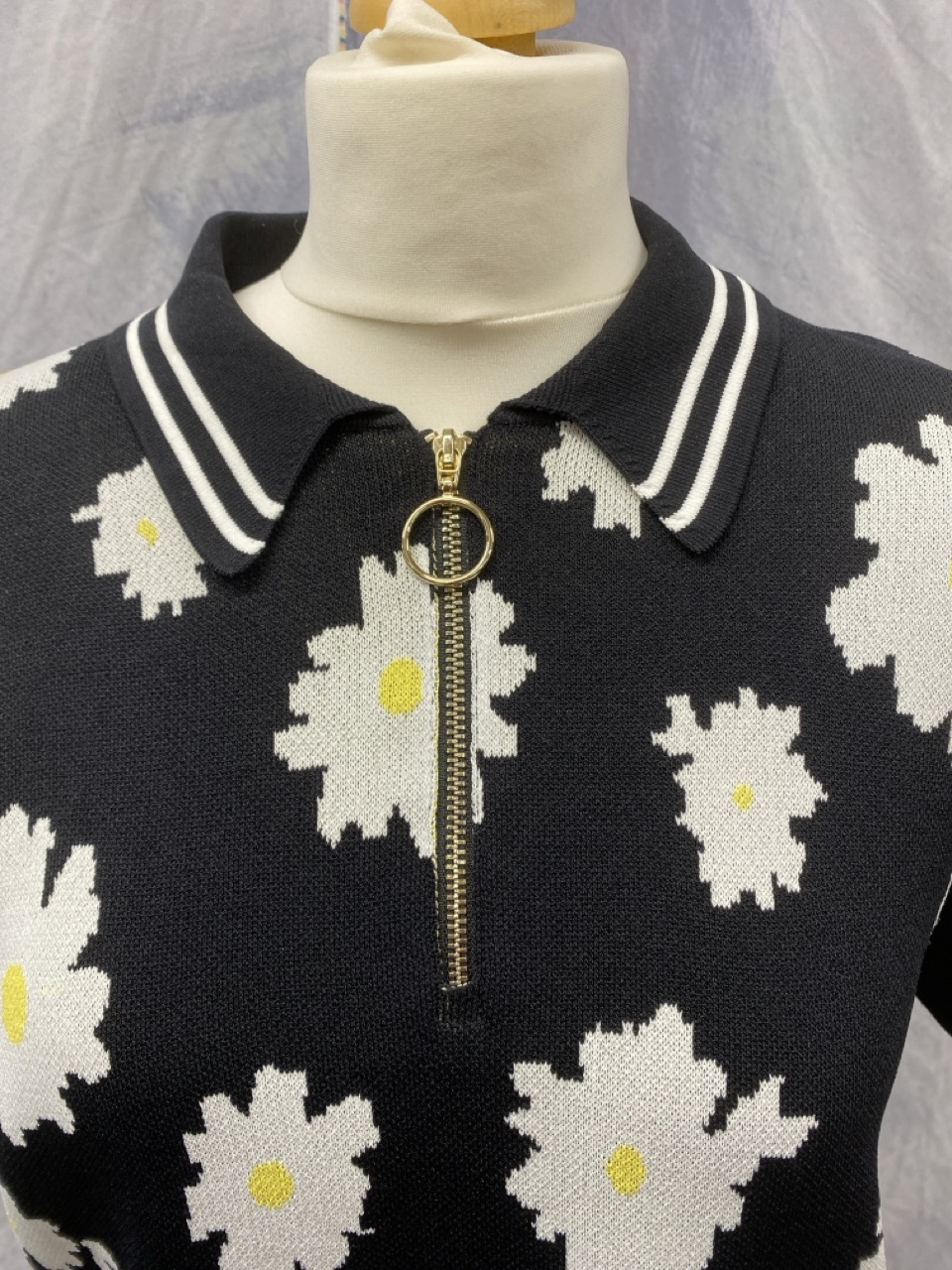 Lot 115  
            Edinburgh SR20 - Delivery Only 

                
MAJE MISSECA FLORAL COLLARED SHORT-SLEEVE TOP IN BLACK COTTON SIZE 2: LOCATION - ...