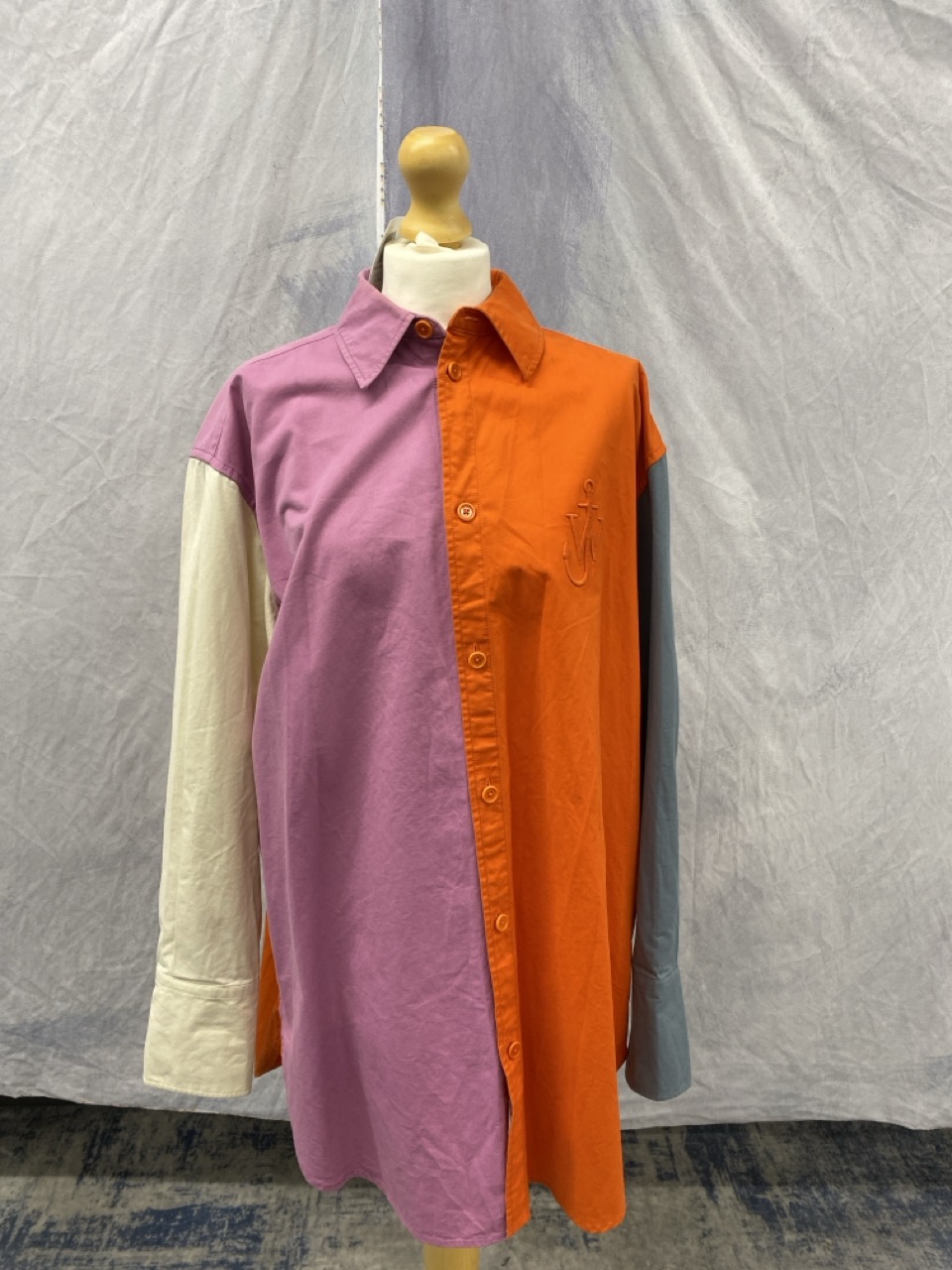 Lot 117  
            Edinburgh SR20 - Delivery Only 

                
JW ANDERSON CONTRAST-PANEL OVERSIZED-FIT TWILL SHIRT IN MULTICOLOR COTTON NO SIZE...