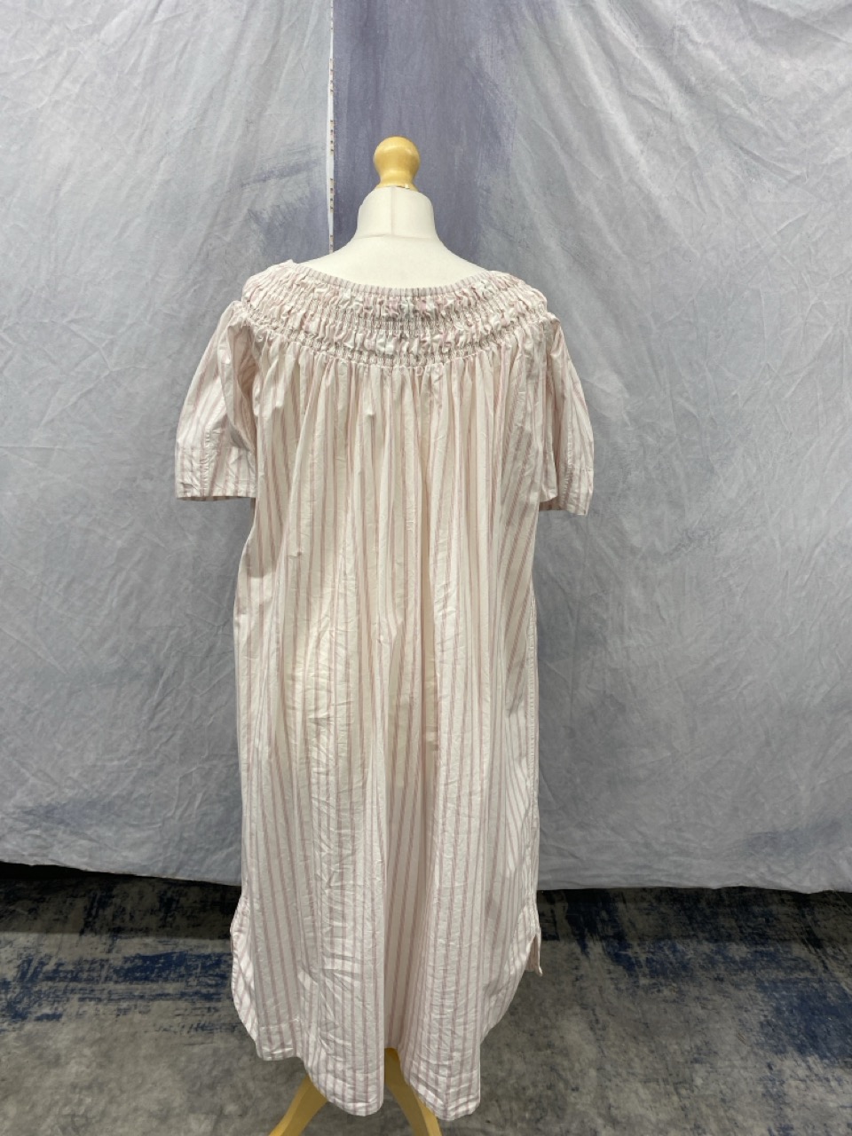 Lot 118  
            Edinburgh SR20 - Delivery Only 

                
GANNI STRIPED DRESS IN WHITE AND PINK COTTON SIZE XS: LOCATION - RAIL 3