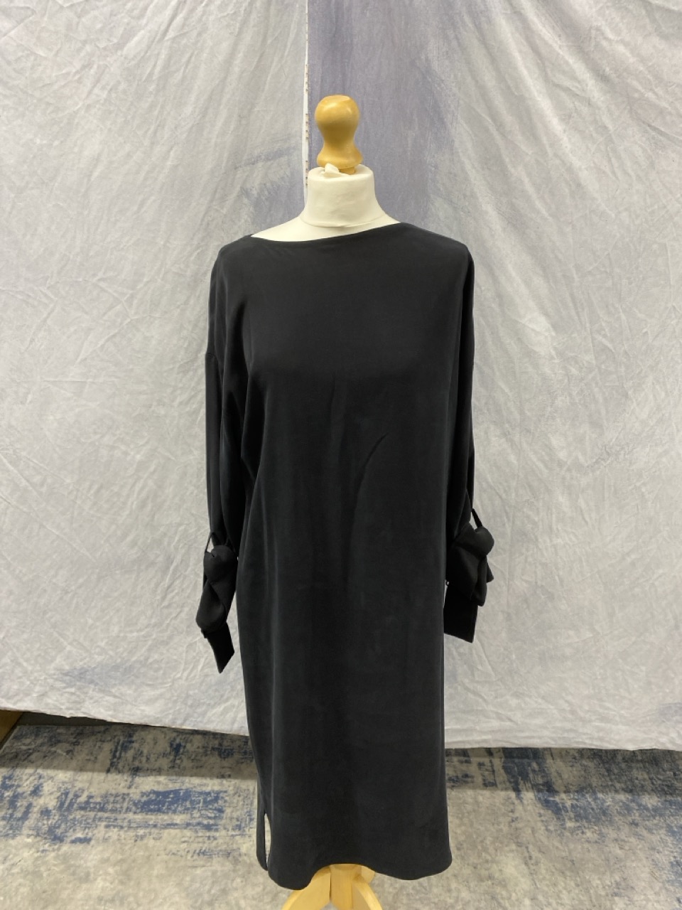 Lot 119  
            Edinburgh SR20 - Delivery Only 

                
JOSEPH KNEE LENGTH DRESS WITH BELT IN BLACK SILK NO SIZE : LOCATION - RAIL 3