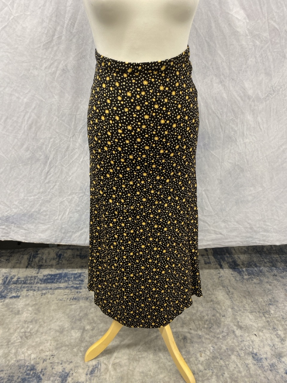 Lot 120  
            Edinburgh SR20 - Delivery Only 

                
REFORMATION FLORAL PRINT MIDI SKIRT IN BLACK POLYESTER SIZE 4: LOCATION - RAIL 3