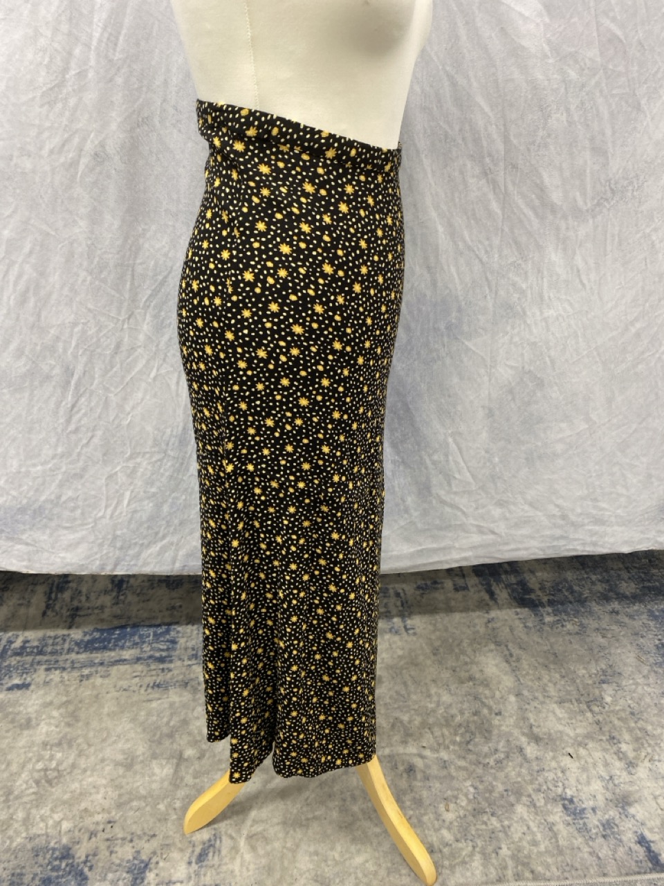 Lot 120  
            Edinburgh SR20 - Delivery Only 

                
REFORMATION FLORAL PRINT MIDI SKIRT IN BLACK POLYESTER SIZE 4: LOCATION - RAIL 3