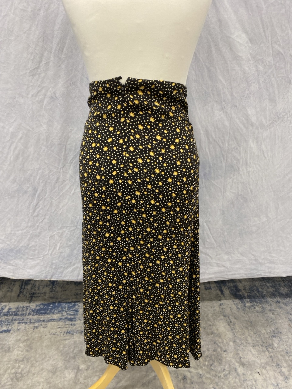 Lot 120  
            Edinburgh SR20 - Delivery Only 

                
REFORMATION FLORAL PRINT MIDI SKIRT IN BLACK POLYESTER SIZE 4: LOCATION - RAIL 3