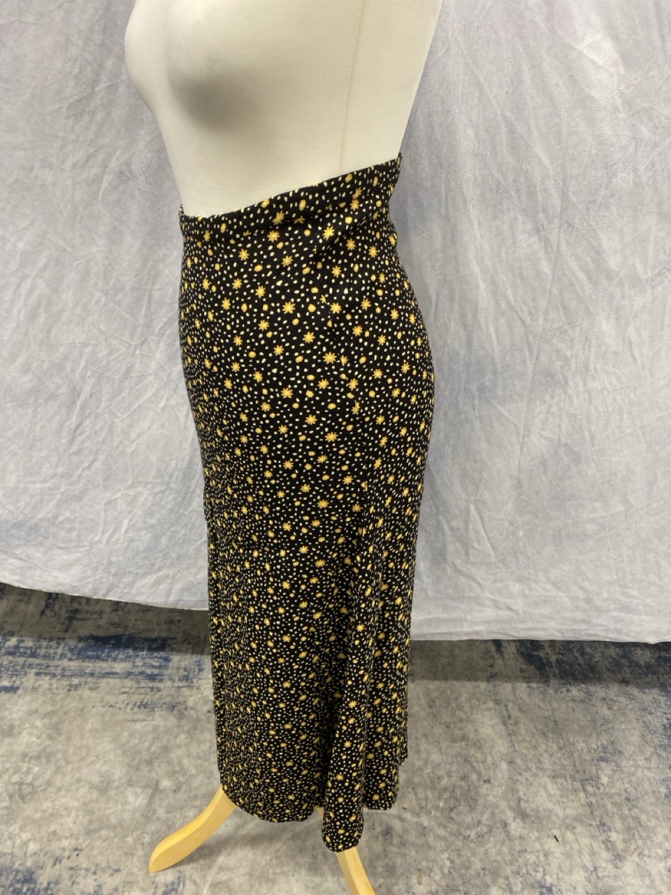 Lot 120  
            Edinburgh SR20 - Delivery Only 

                
REFORMATION FLORAL PRINT MIDI SKIRT IN BLACK POLYESTER SIZE 4: LOCATION - RAIL 3