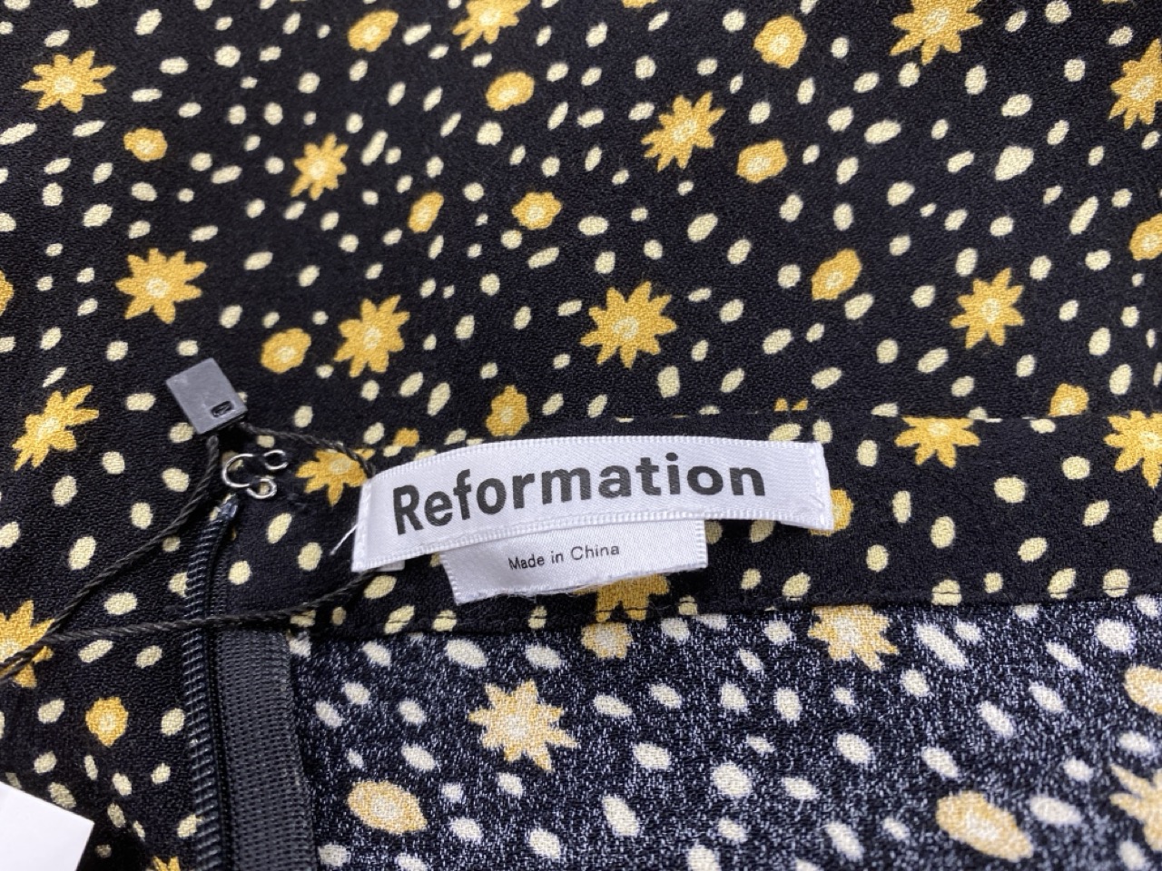 Lot 120  
            Edinburgh SR20 - Delivery Only 

                
REFORMATION FLORAL PRINT MIDI SKIRT IN BLACK POLYESTER SIZE 4: LOCATION - RAIL 3