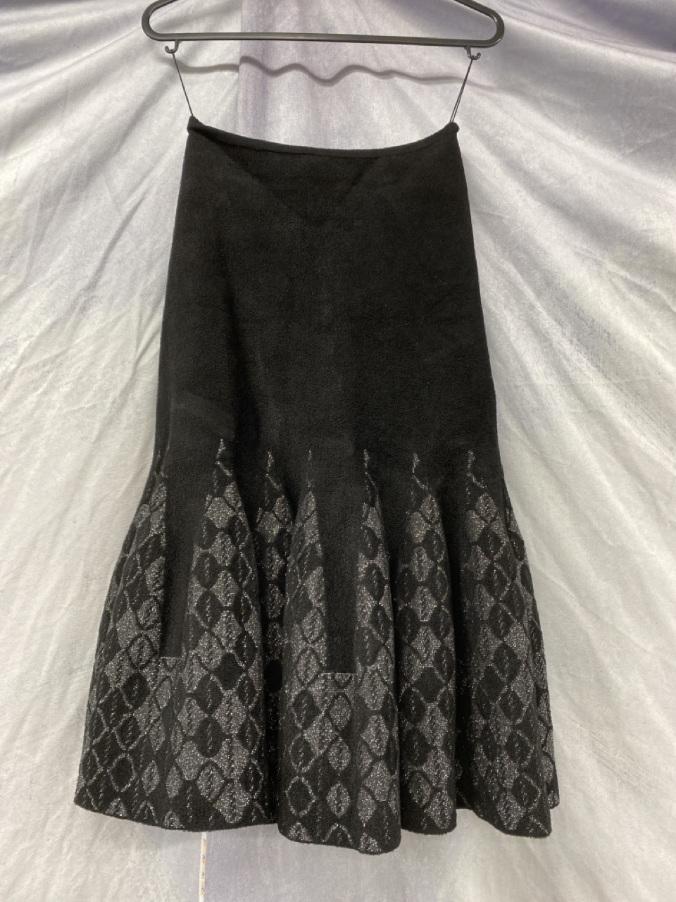 Lot 121  
            Edinburgh SR20 - Delivery Only 

                
ROLAND MOURET FLUTED GODET SKIRT IN BLACK VISCOSE SIZE XS: LOCATION - RAIL 3