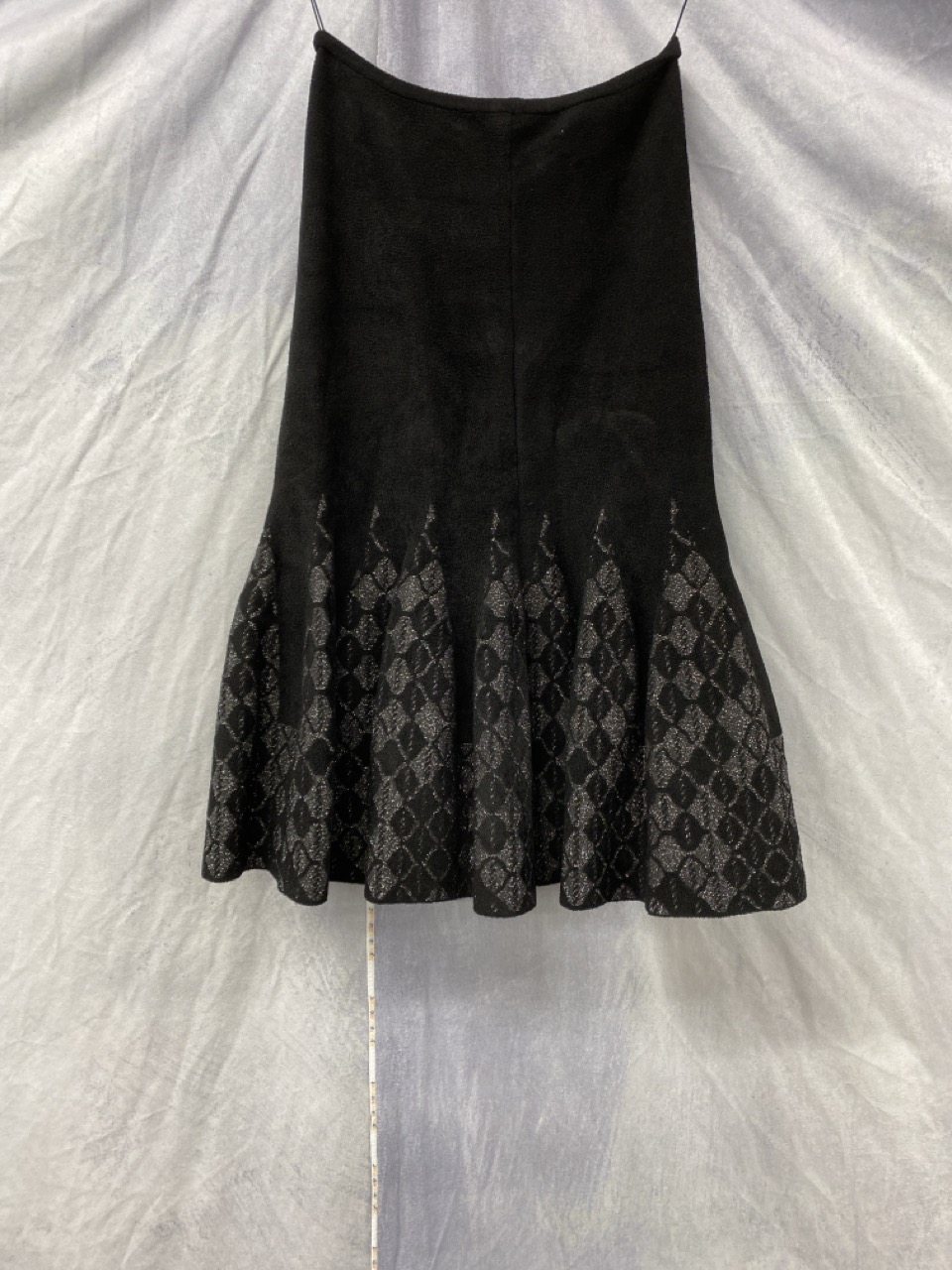 Lot 121  
            Edinburgh SR20 - Delivery Only 

                
ROLAND MOURET FLUTED GODET SKIRT IN BLACK VISCOSE SIZE XS: LOCATION - RAIL 3