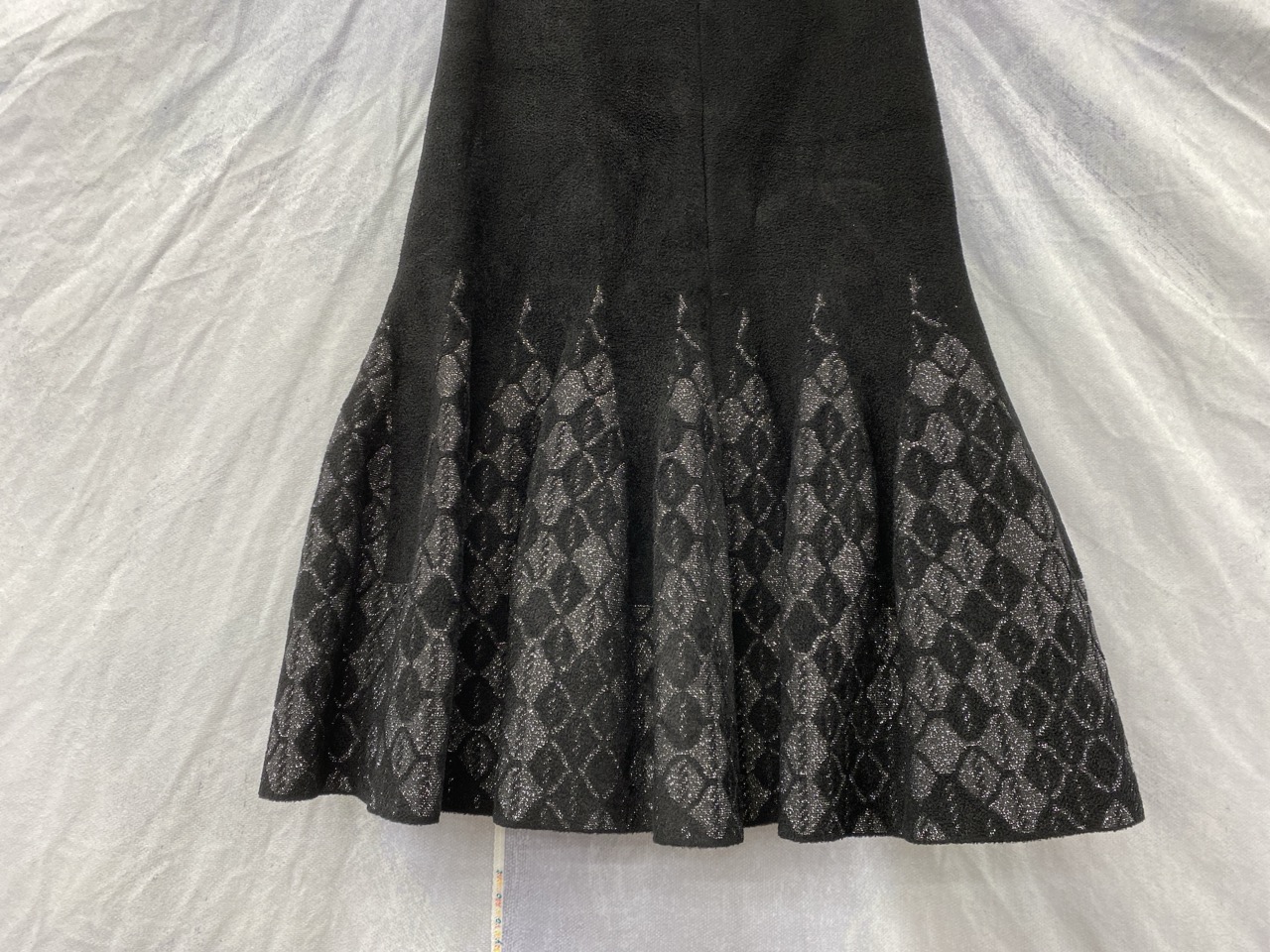 Lot 121  
            Edinburgh SR20 - Delivery Only 

                
ROLAND MOURET FLUTED GODET SKIRT IN BLACK VISCOSE SIZE XS: LOCATION - RAIL 3