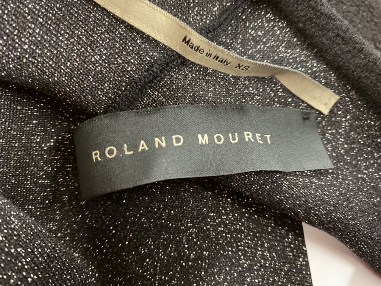 Lot 121  
            Edinburgh SR20 - Delivery Only 

                
ROLAND MOURET FLUTED GODET SKIRT IN BLACK VISCOSE SIZE XS: LOCATION - RAIL 3