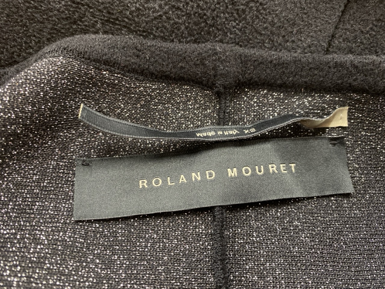 Lot 121  
            Edinburgh SR20 - Delivery Only 

                
ROLAND MOURET FLUTED GODET SKIRT IN BLACK VISCOSE SIZE XS: LOCATION - RAIL 3