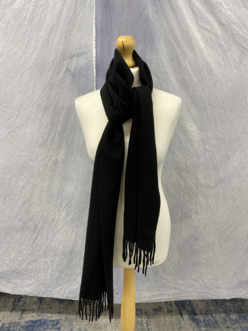 Lot 122  
            Edinburgh SR20 - Delivery Only 

                
SANDRO PARIS FRINGED SCARF IN BLACK WOOL: LOCATION - RAIL 2