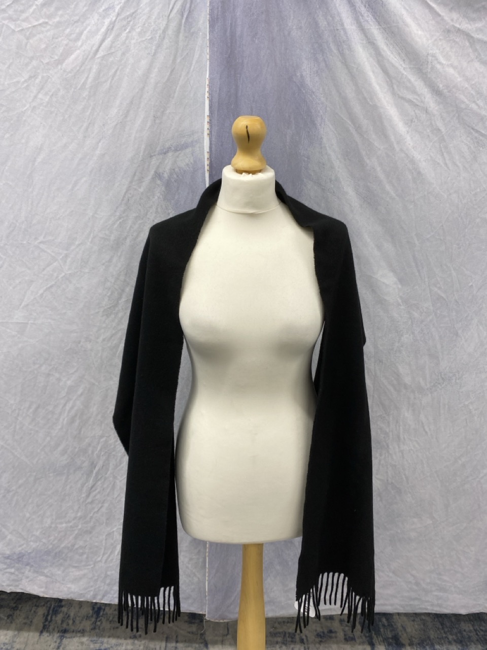 Lot 122  
            Edinburgh SR20 - Delivery Only 

                
SANDRO PARIS FRINGED SCARF IN BLACK WOOL: LOCATION - RAIL 2