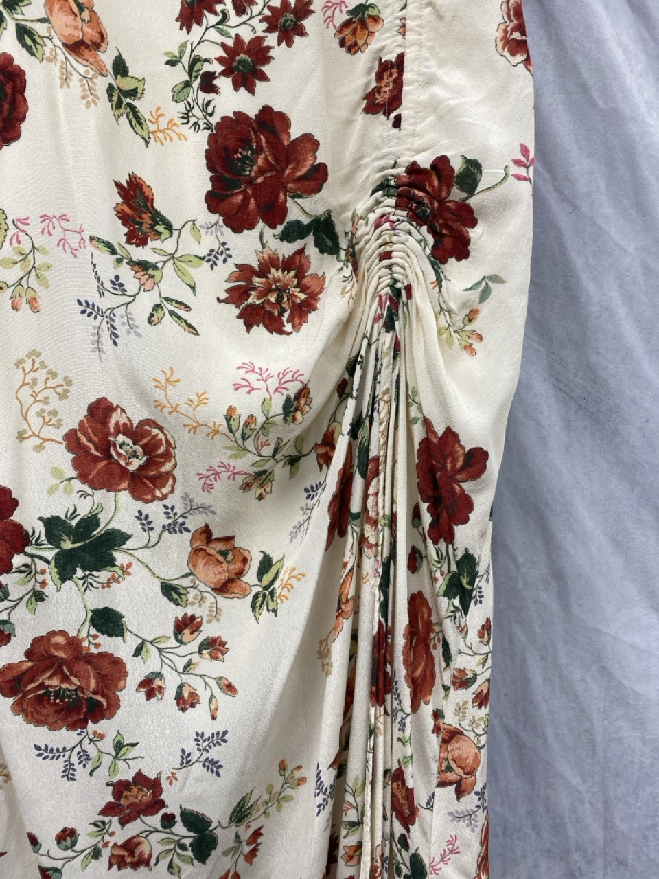 Lot 123  
            Edinburgh SR20 - Delivery Only 

                
MAJE RONDI MIDI DRESS IN FLORAL PRINT VISCOSE SIZE 2: LOCATION - RAIL 2