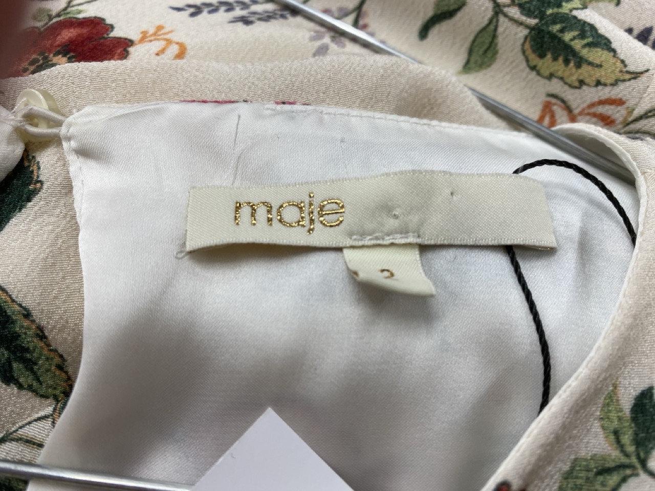 Lot 123  
            Edinburgh SR20 - Delivery Only 

                
MAJE RONDI MIDI DRESS IN FLORAL PRINT VISCOSE SIZE 2: LOCATION - RAIL 2