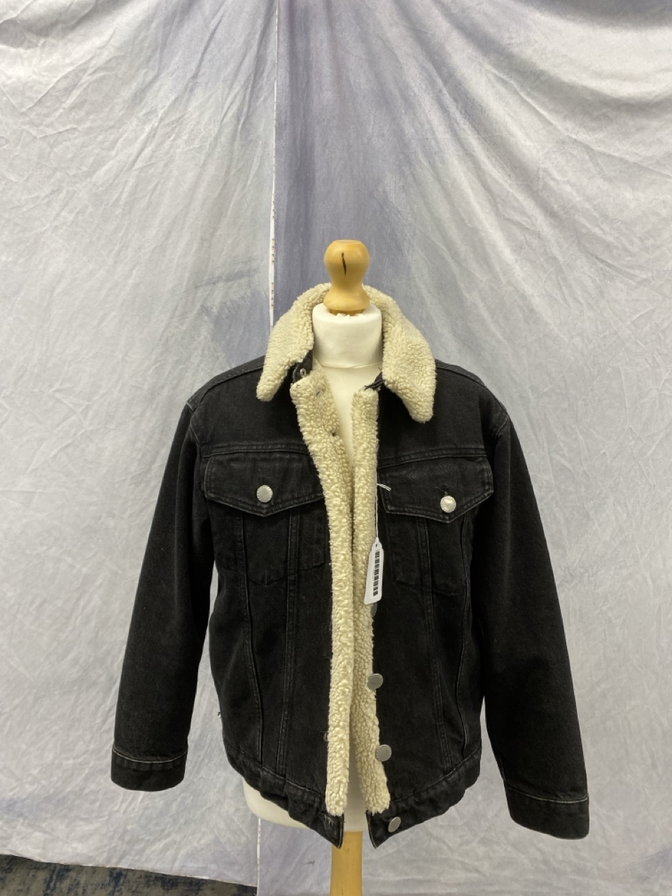 Lot 126  
            Edinburgh SR20 - Delivery Only 

                
MAJE BALTA FAUX-SHEARLING TRIM DENIM JACKET IN BLACK COTTON SIZE 40: LOCATION - R...