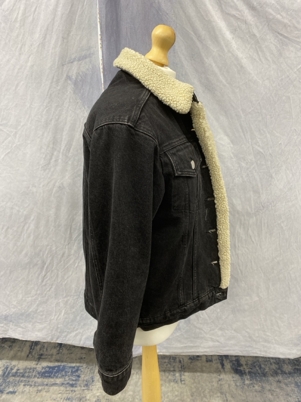 Lot 126  
            Edinburgh SR20 - Delivery Only 

                
MAJE BALTA FAUX-SHEARLING TRIM DENIM JACKET IN BLACK COTTON SIZE 40: LOCATION - R...