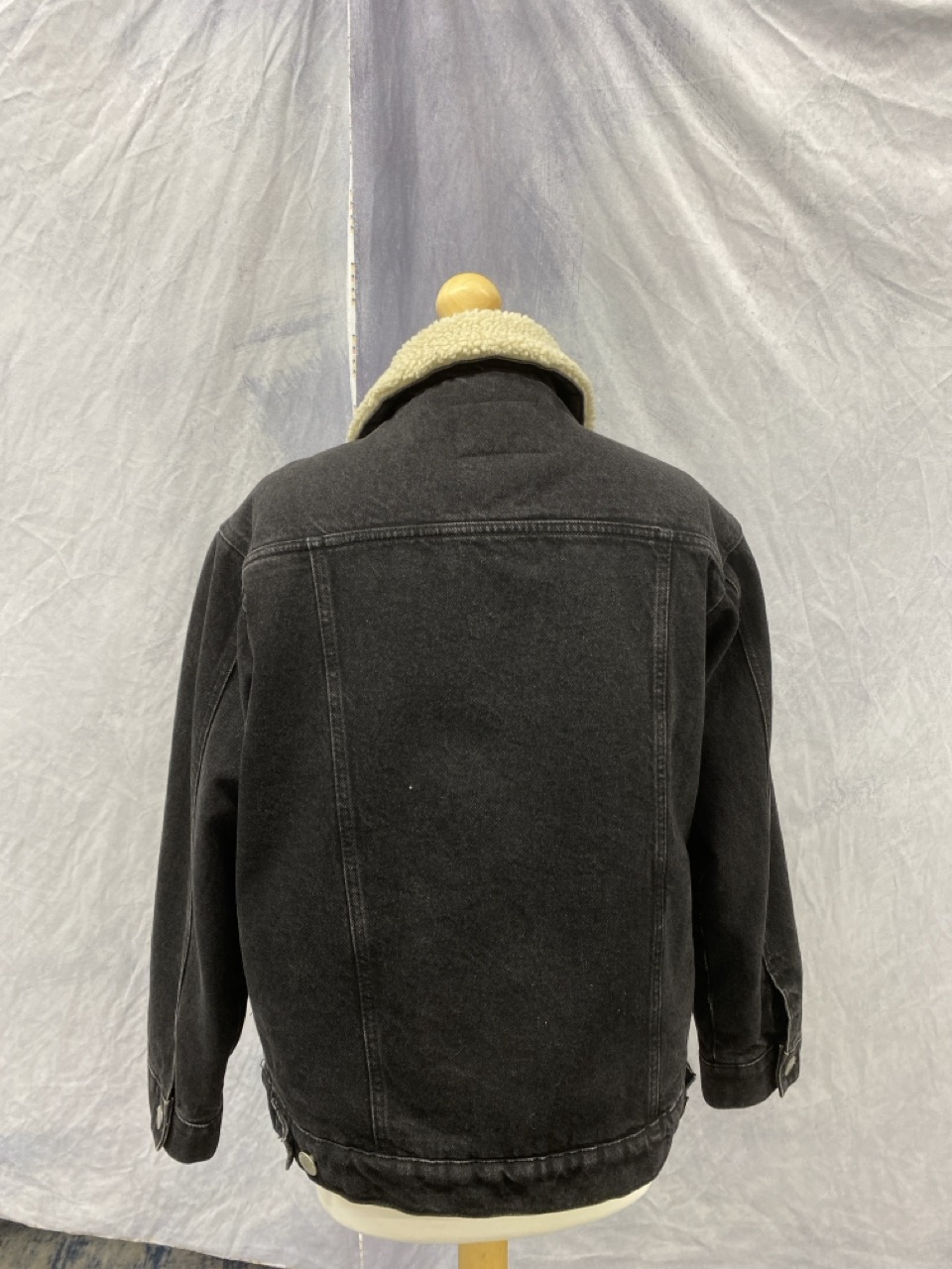 Lot 126  
            Edinburgh SR20 - Delivery Only 

                
MAJE BALTA FAUX-SHEARLING TRIM DENIM JACKET IN BLACK COTTON SIZE 40: LOCATION - R...