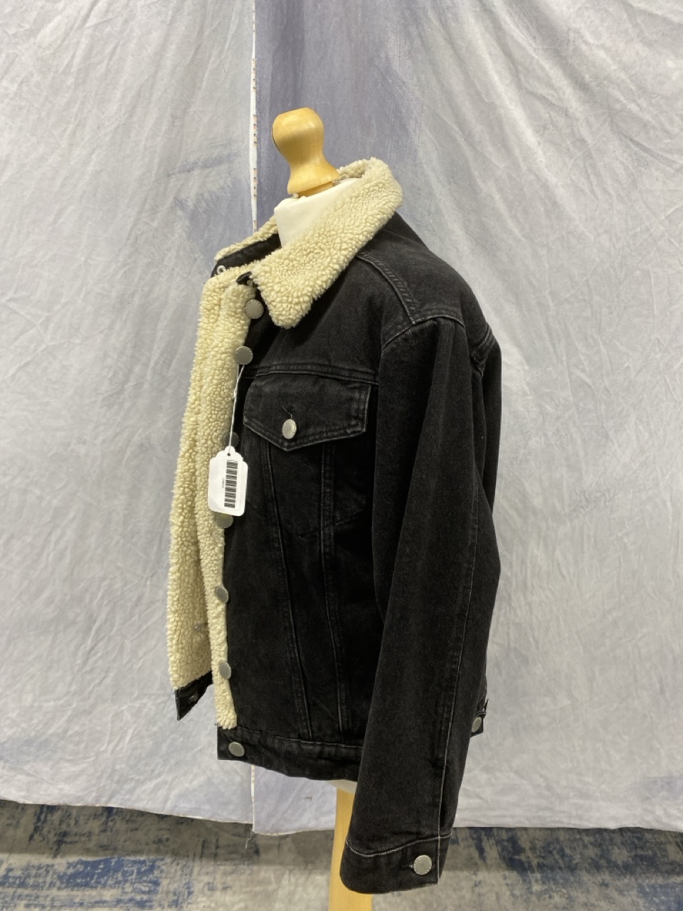 Lot 126  
            Edinburgh SR20 - Delivery Only 

                
MAJE BALTA FAUX-SHEARLING TRIM DENIM JACKET IN BLACK COTTON SIZE 40: LOCATION - R...