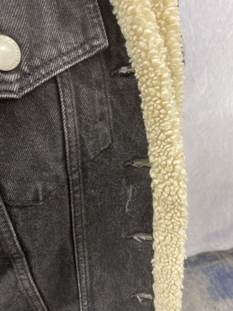 Lot 126  
            Edinburgh SR20 - Delivery Only 

                
MAJE BALTA FAUX-SHEARLING TRIM DENIM JACKET IN BLACK COTTON SIZE 40: LOCATION - R...