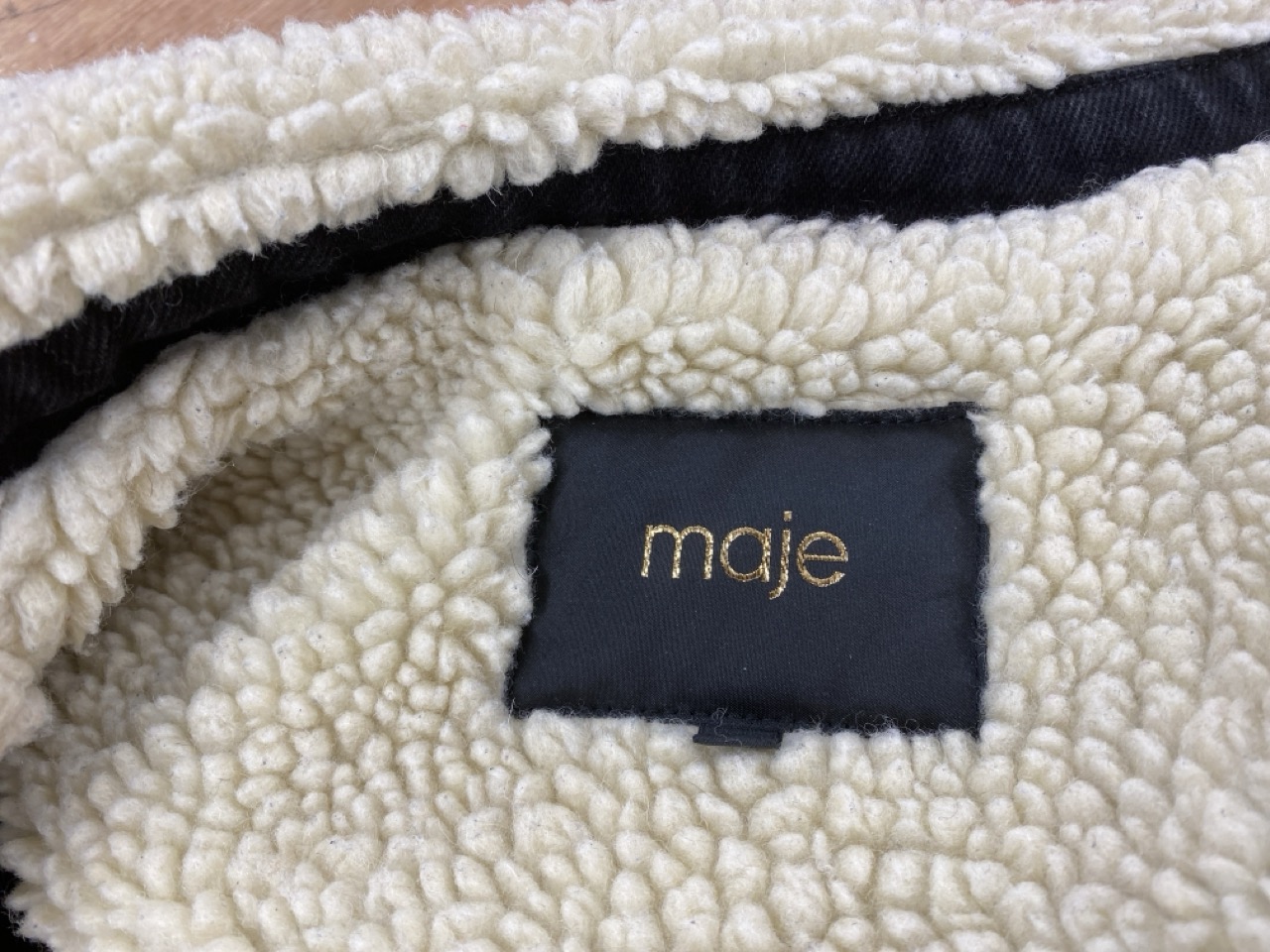 Lot 126  
            Edinburgh SR20 - Delivery Only 

                
MAJE BALTA FAUX-SHEARLING TRIM DENIM JACKET IN BLACK COTTON SIZE 40: LOCATION - R...