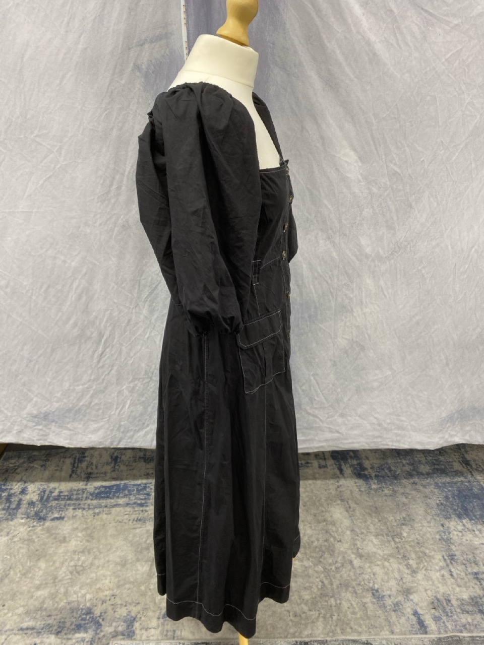 Lot 129  
            Edinburgh SR20 - Delivery Only 

                
GANNI TOPSTITCHED MIDI DRESS IN BLACK ORGANIC COTTON NO SIZE: LOCATION - RAIL 2